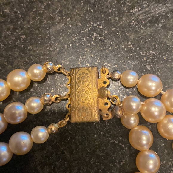 3 strand pearl necklace with cameo - Picture 5 of 6